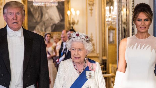 Donald Trum, Isabel II y Melania Trump posan durante el acto oficial